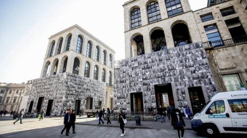 Arte Pubblica in Piazza del Duomo: i 1000 volti di JR sulle facciate dell’Arengario 